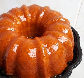 Bolo de Laranja com calda de laranjas caramelizadas